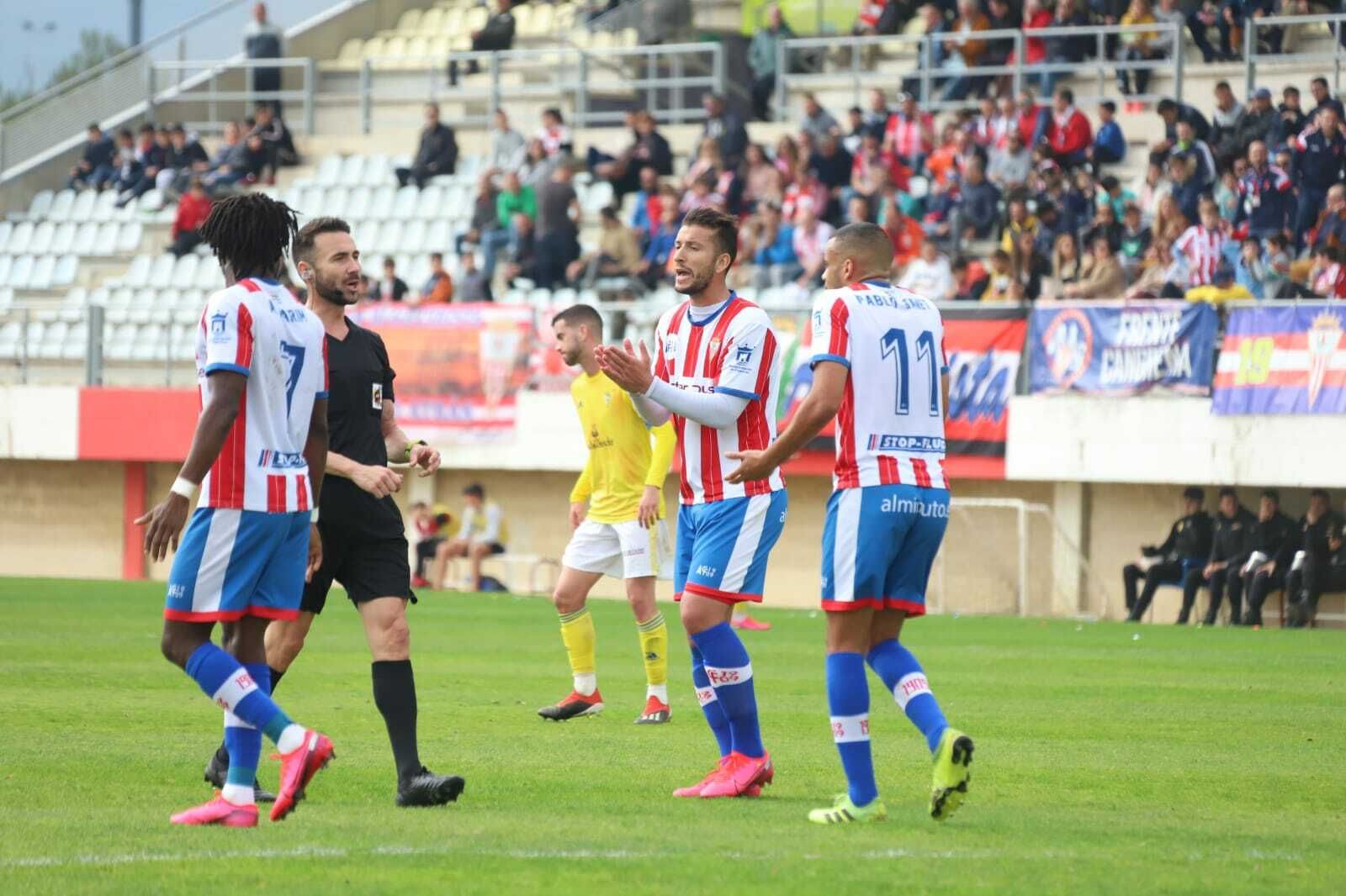 El debutante Borja Lázaro protesta a Santos Pargaña.