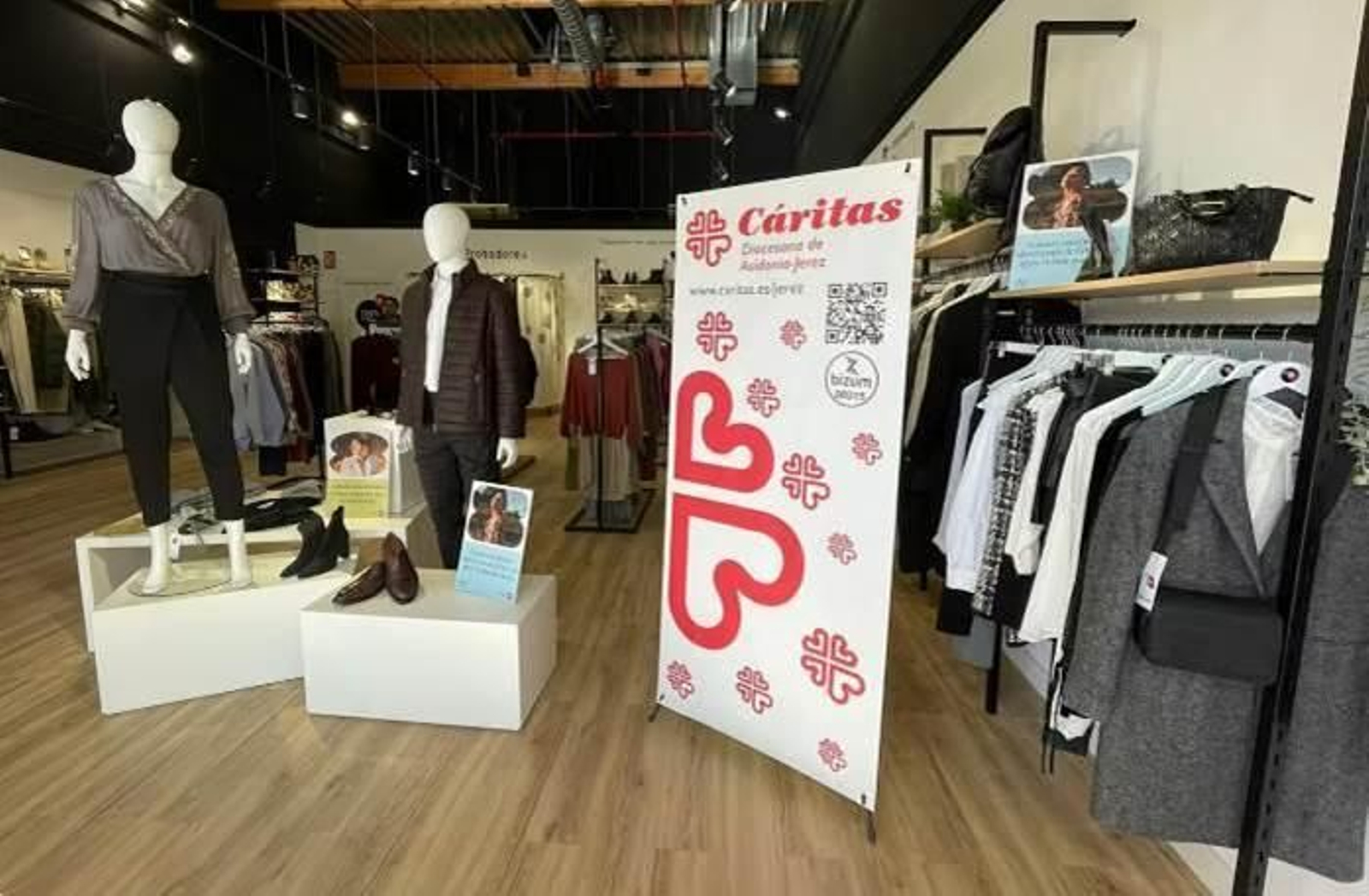 La tienda Moda-Re, gestionada por Cáritas en Luz Shopping desde noviembre de 2023.