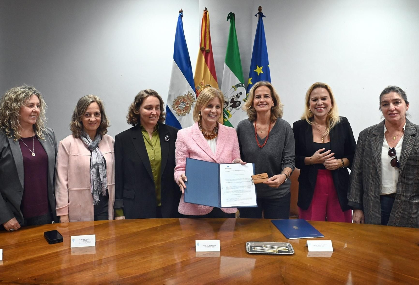 Imagen de la firma del convenio entre el Ayuntamiento de Jerez y la Fundación Alalá para la cesión del local.