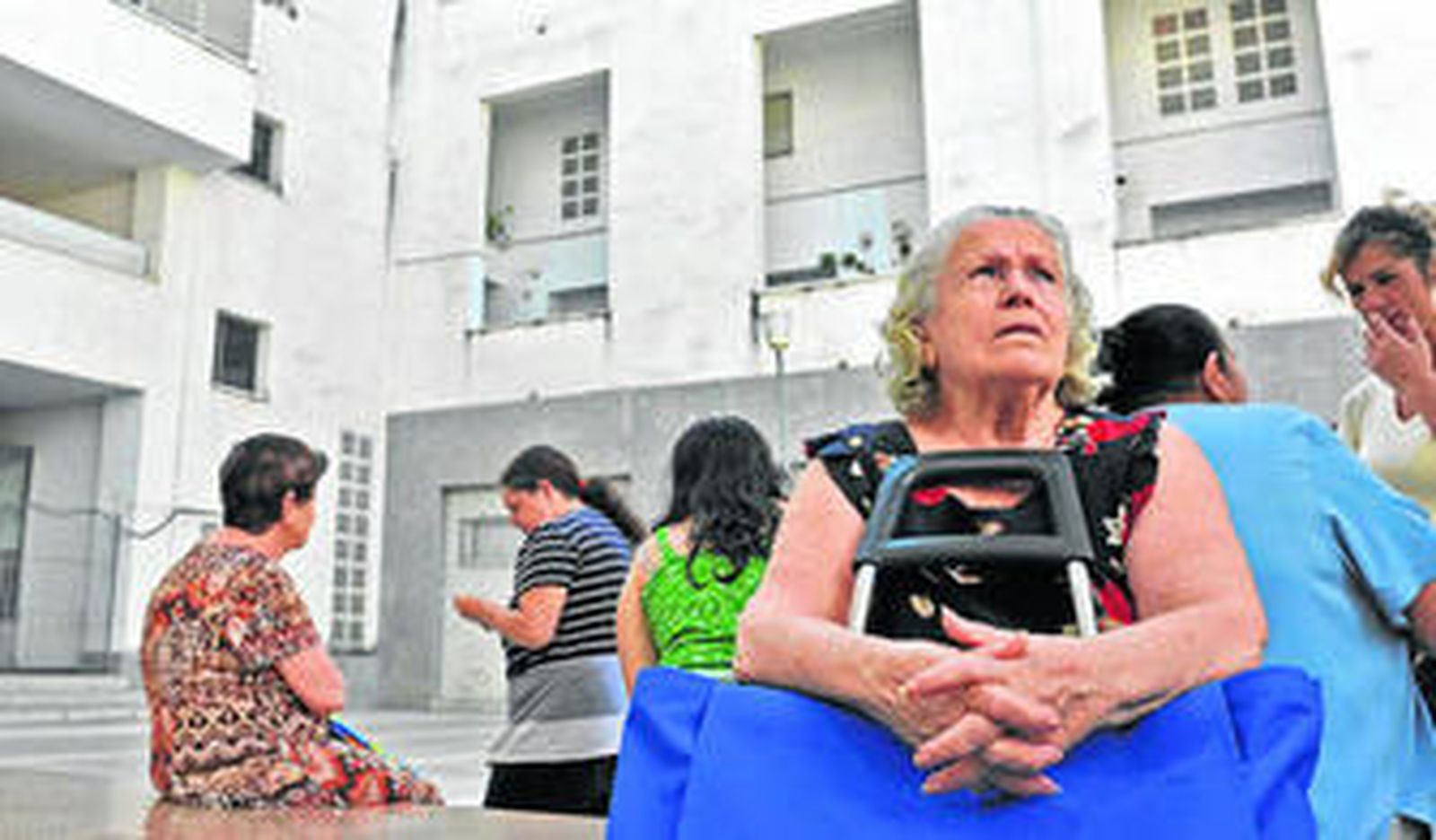 Un grupo de vecinas de las viviendas sociales de la calle Neblí, en el distrito de Nervión.