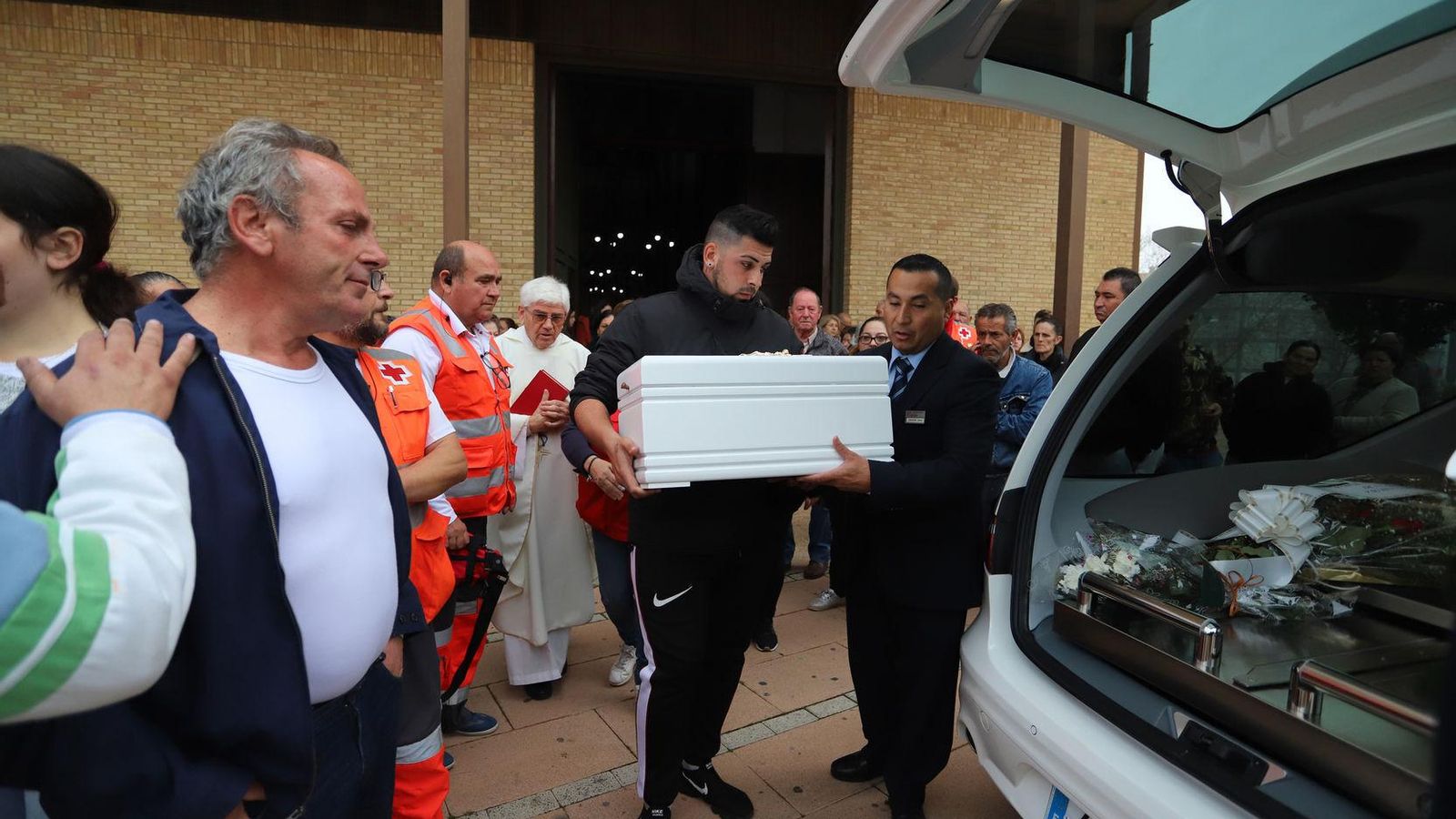 Imagen del funeral de Francisco Jesús, un bebé de apenas unos días, víctima del fuego.