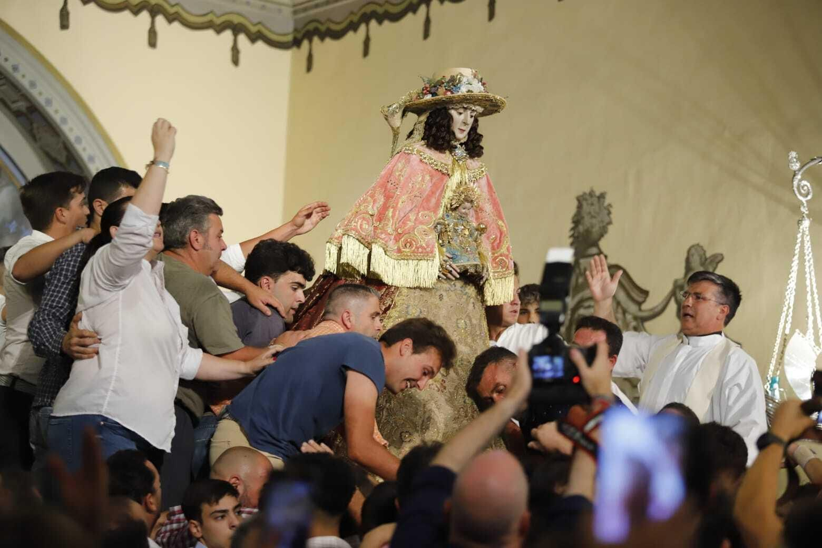 Traslado: las primeras imágenes de la Virgen del Rocío por las calles de Almonte