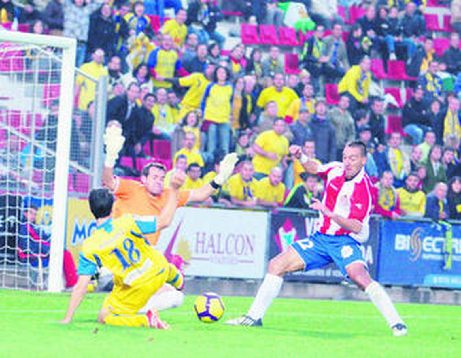 Arriaga trata de llegar al balón en el partido disputado el sábado en Gerona.