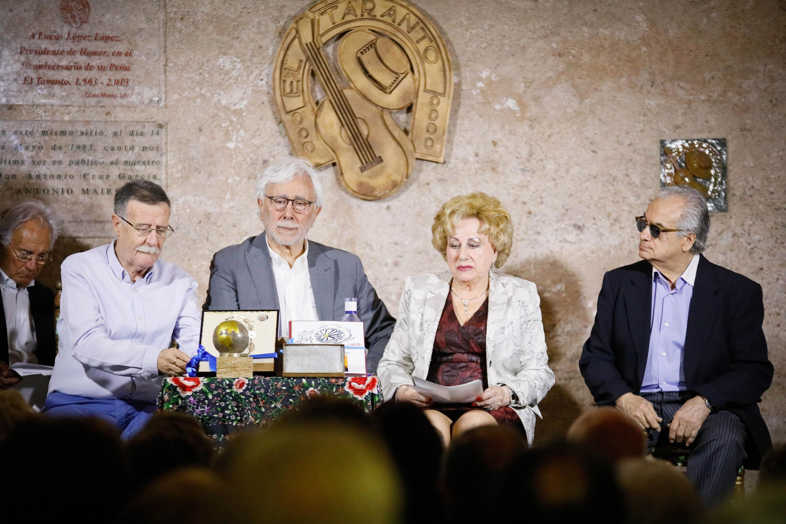 Entrega de Anagrama de Oro y Brillantes de la Ciudad de Almería a Andrés Caparrós en imágeness