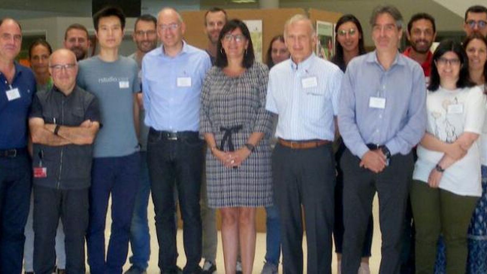 La rectora junto a los participantes en el seminario.