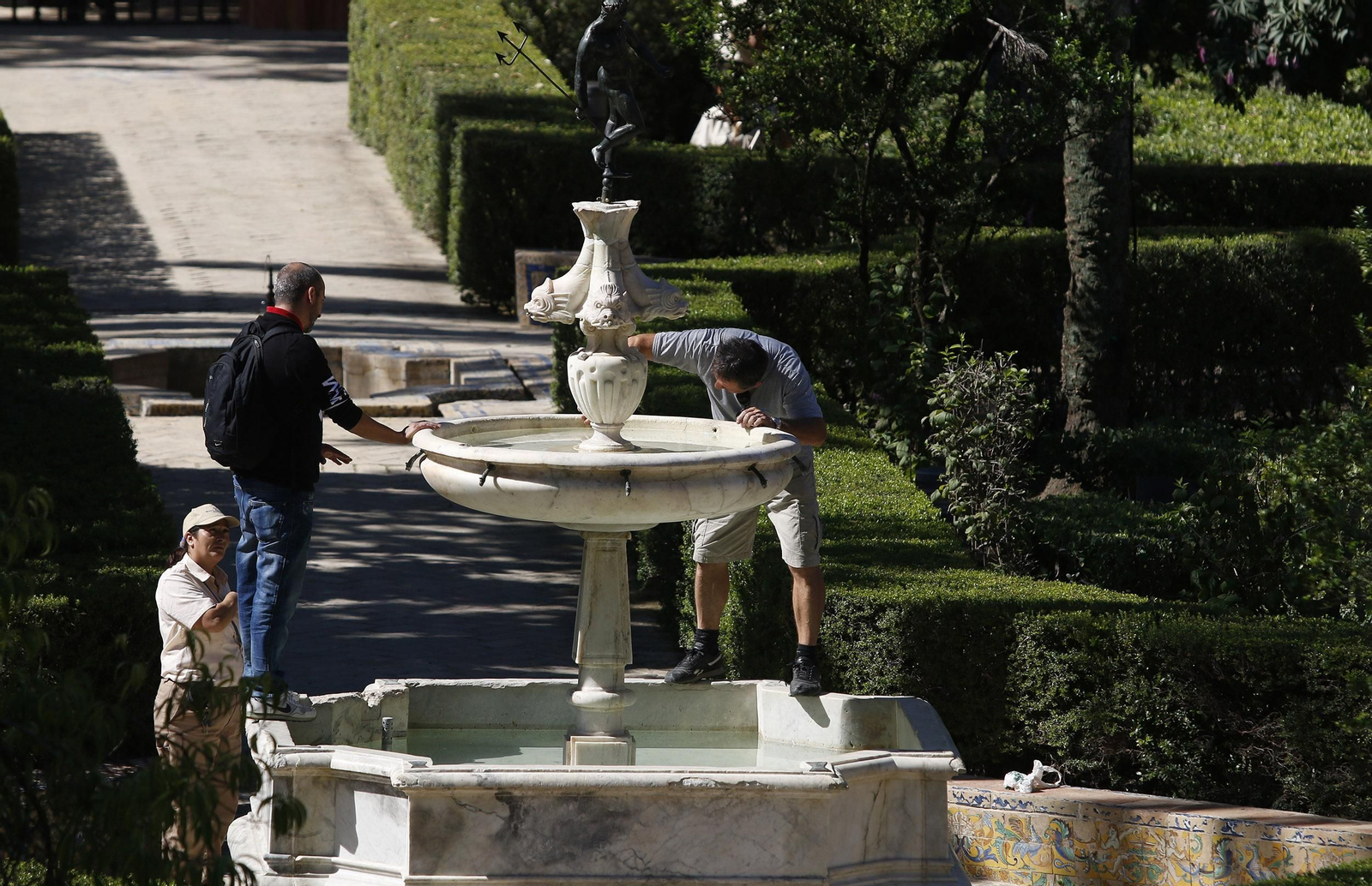 Preparativos que se hicieron en los Jardines del Alcázar para grabar la quinta temporada de la serie.