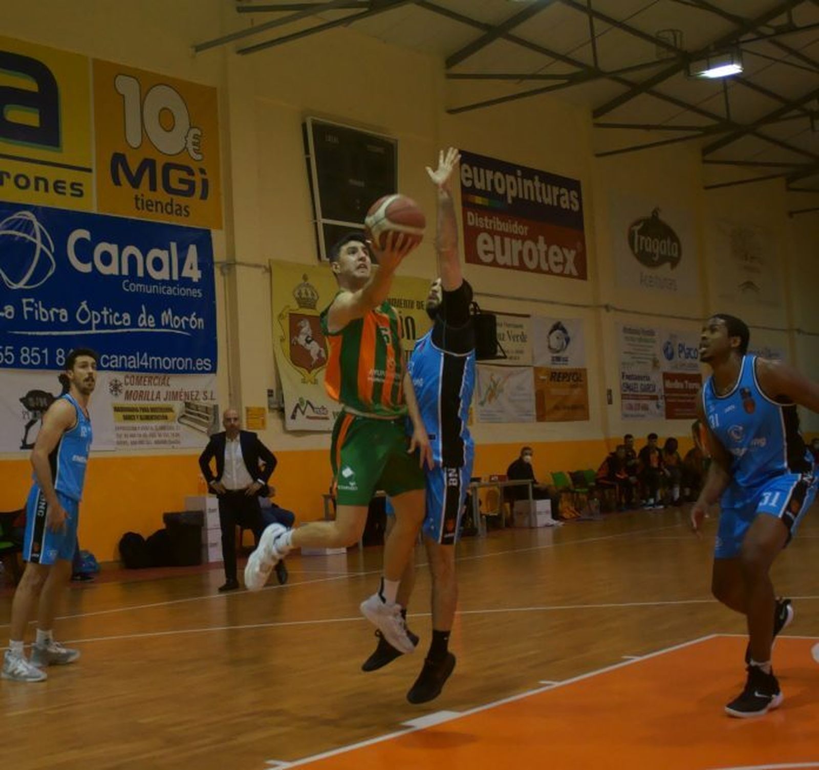 Pablo Marín entra a canasta.