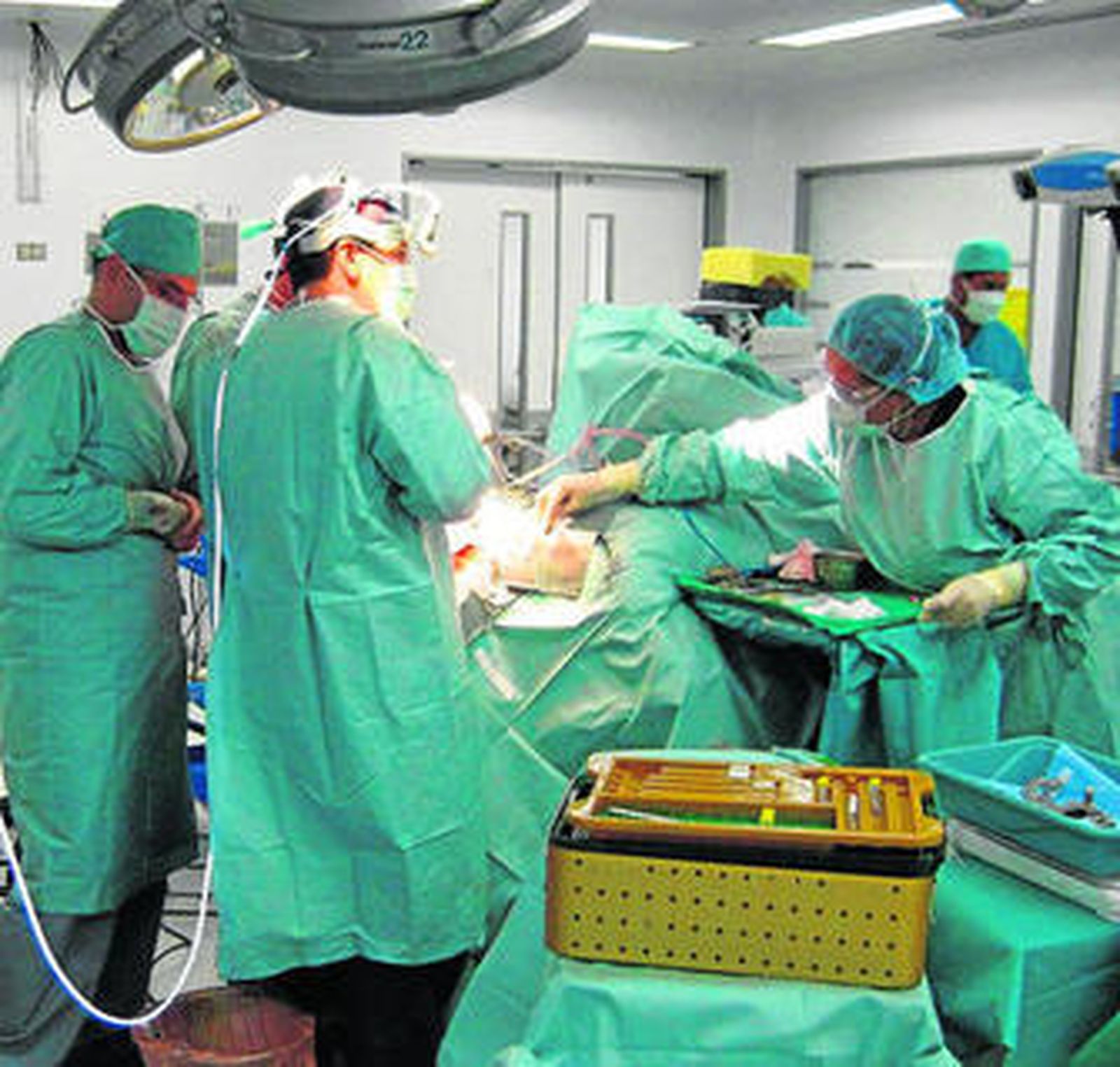 Un equipo de neurocirujanos durante una intervención quirúrgica con neuronavegador.