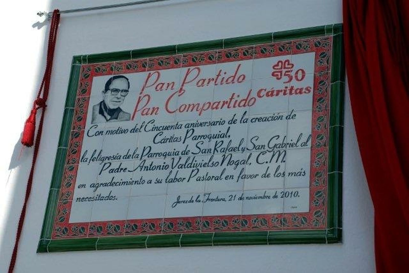Azulejo dedicado al padre Antonio Valdivielso.