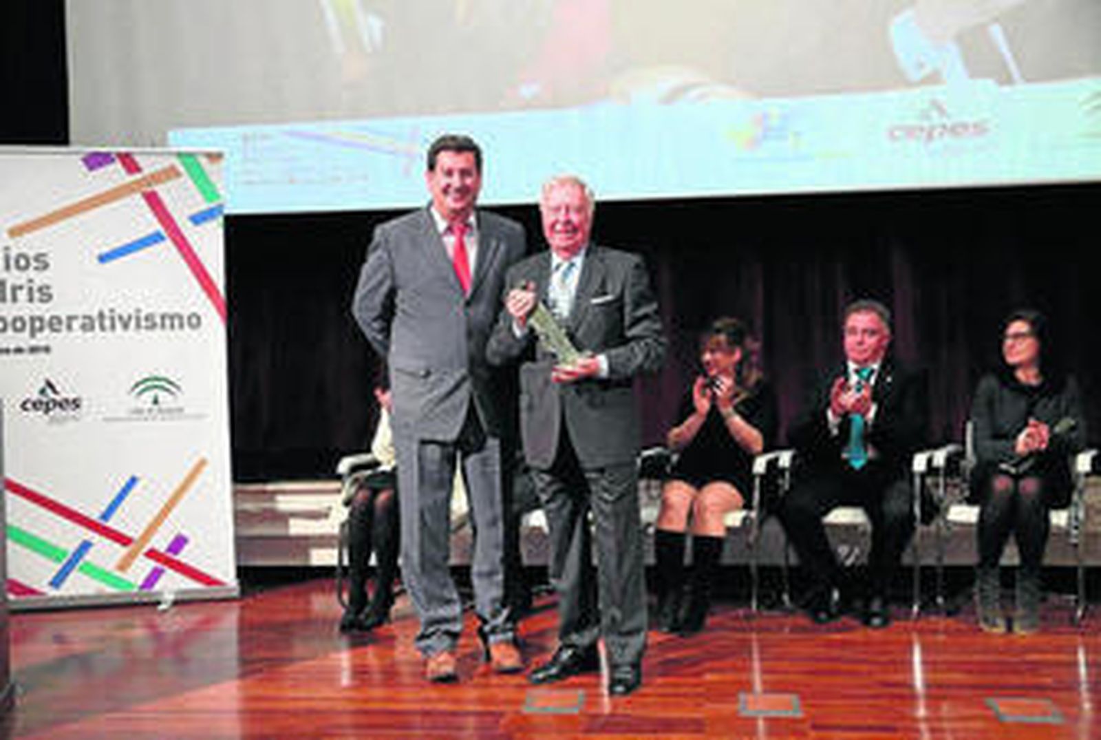 José María Algora entrega el galardón a José Luis García Palacios, en la tarde de ayer.