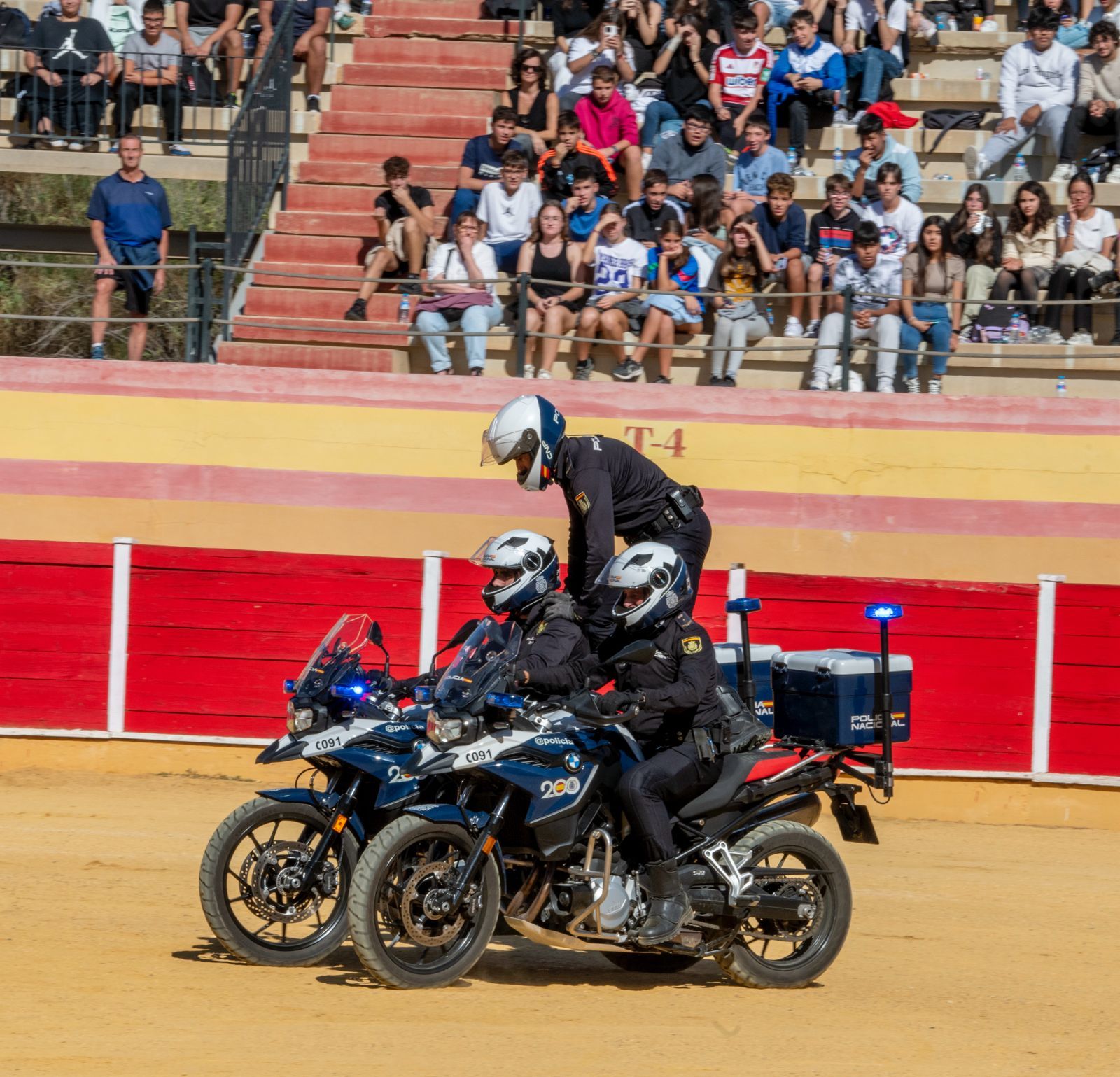 Galería | Así ha sido la jornada de puertas abiertas de la Policía Nacional en la Plaza de Toros de Motril