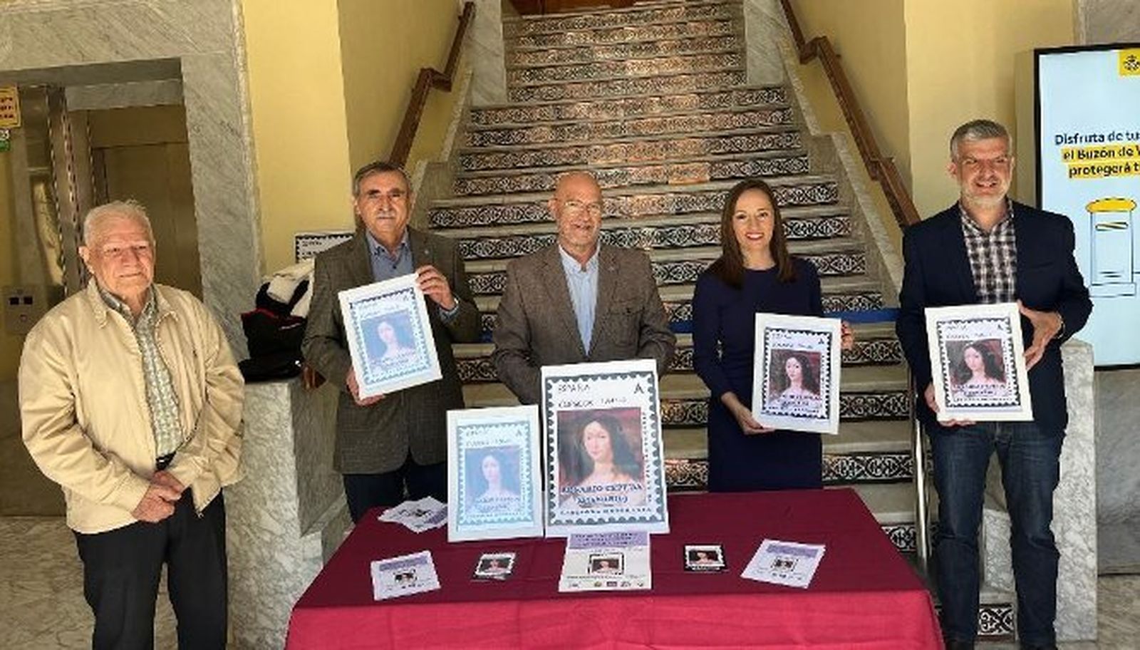 Manuel Medina, Juan Antonio Casas, Paco Velázquez, la concejala Virginia Martín y Víctor de la Torre, durante la presentación e inauguración de la exposición en la Oficina Principal de Correos.
