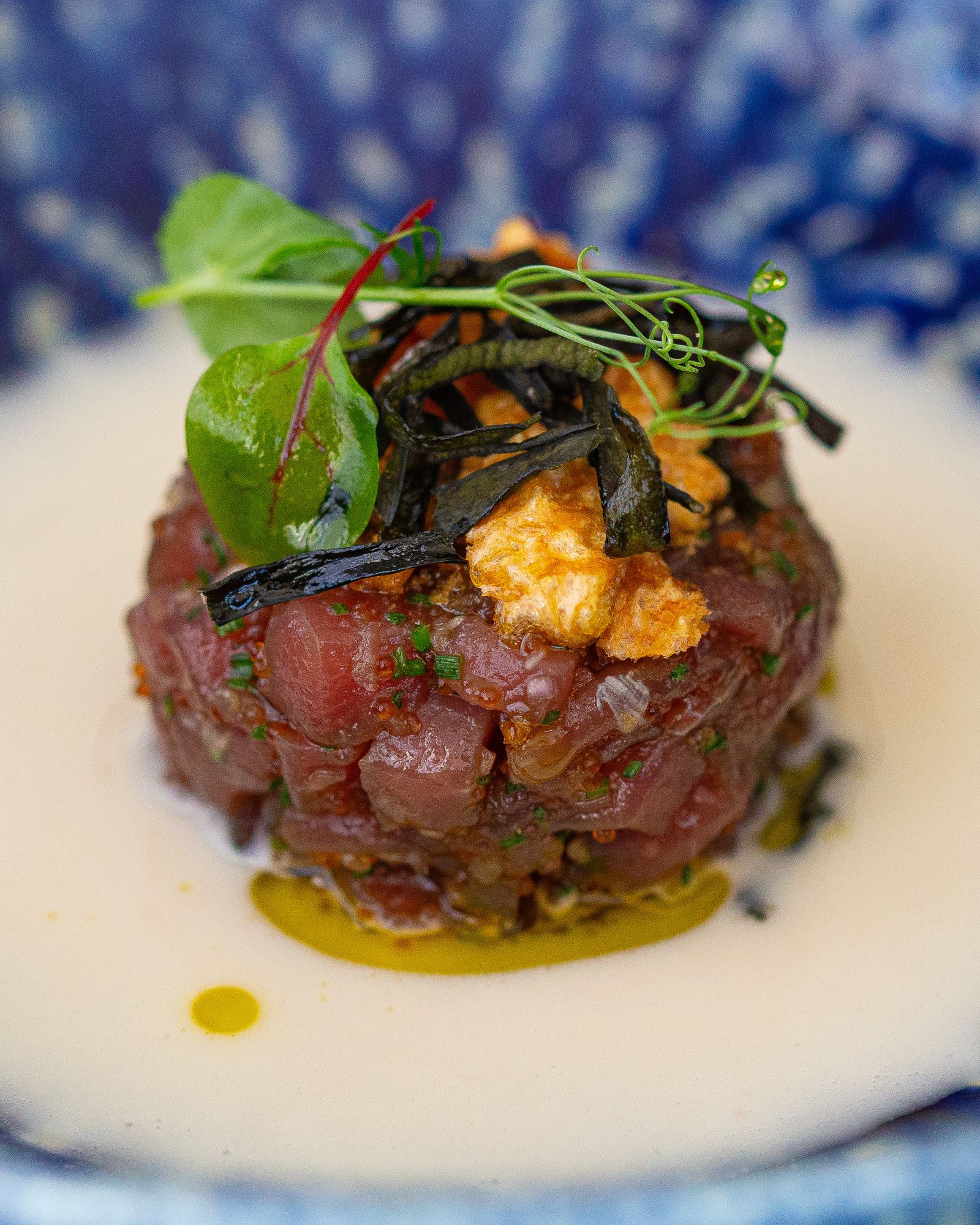 Descargamento en tartar con sopita de ajoblanco malagueño de coco