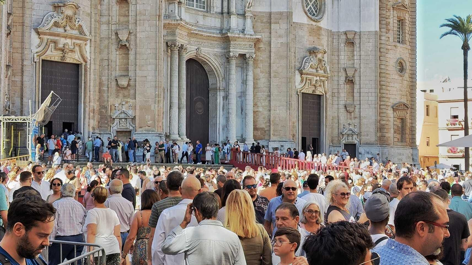 Magna Cádiz 2022: Lleno en la Catedral de Cádiz para ver los 17 pasos