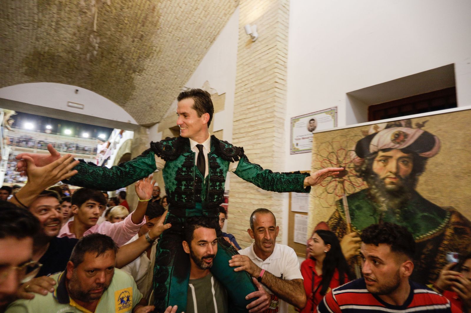 Daniel Luque sale a hombros de la Plaza Real