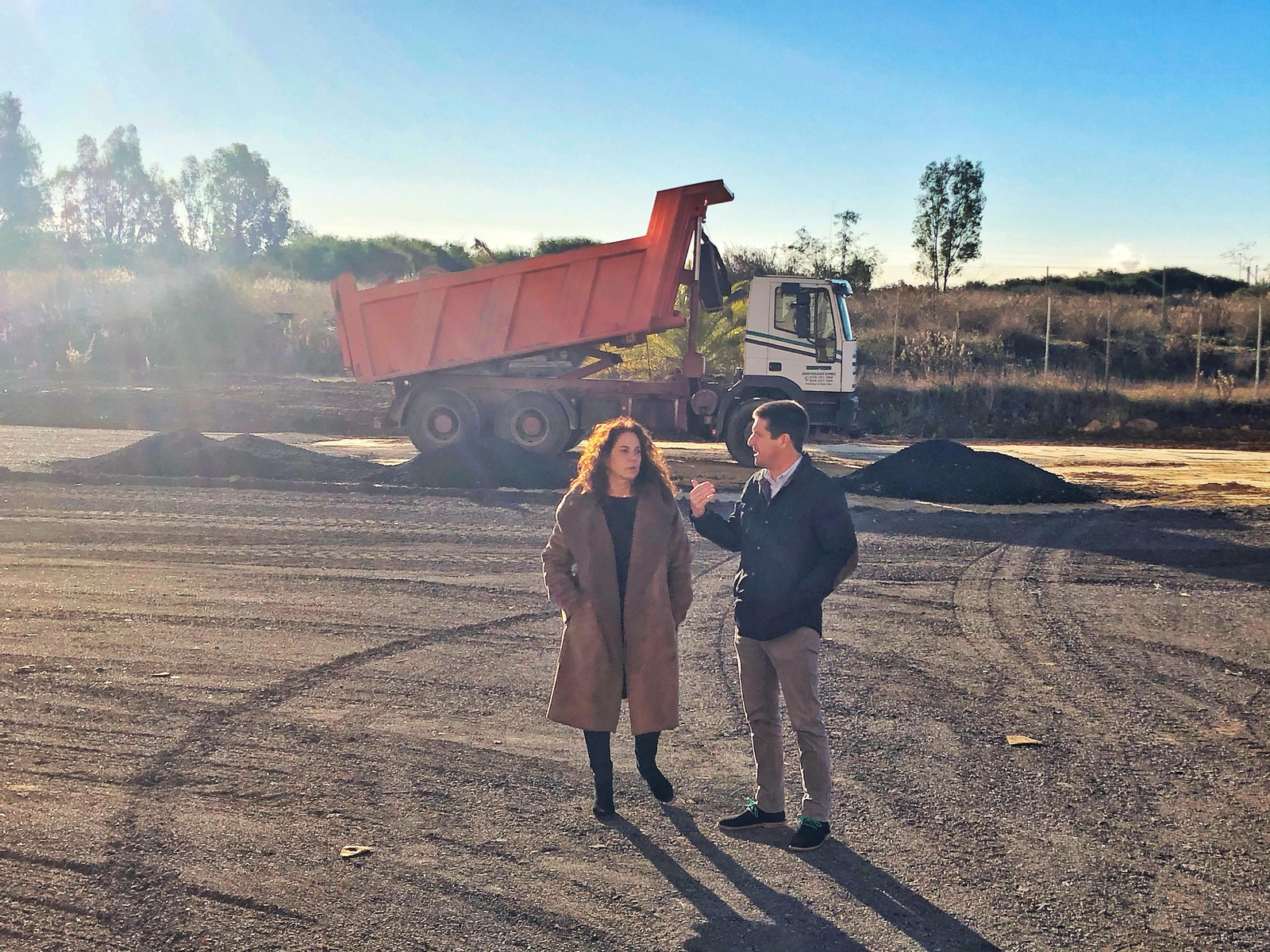 Los ediles de Ciudadanos Noelia Álvarez y Guillermo García de Longoria, en los terrenos de las antiguas vías. Los ediles de Ciudadanos Noelia Álvarez y Guillermo García de Longoria, en los terrenos de las antiguas vías.