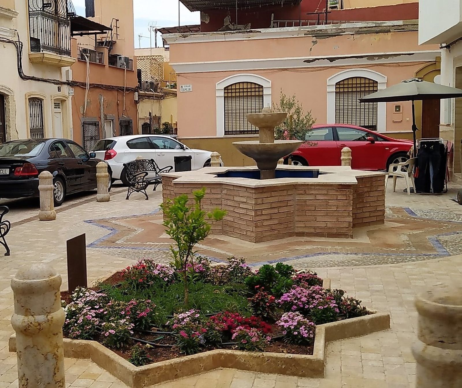 Coches y tenderete en la reformada plaza Cepero del casco histórico.