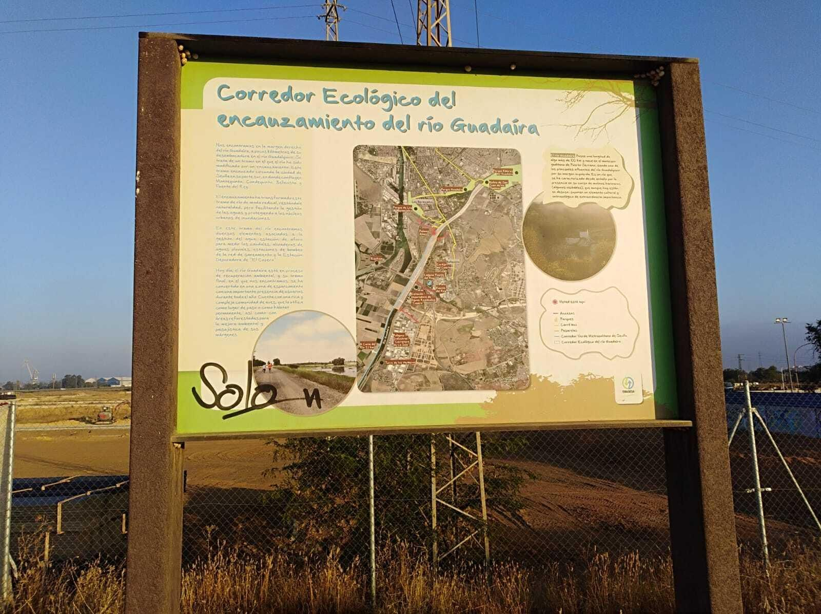 Un cartel explica cómo se creó el corredor ecológico del Guadaira donde está el parque de Palmas Altas..
