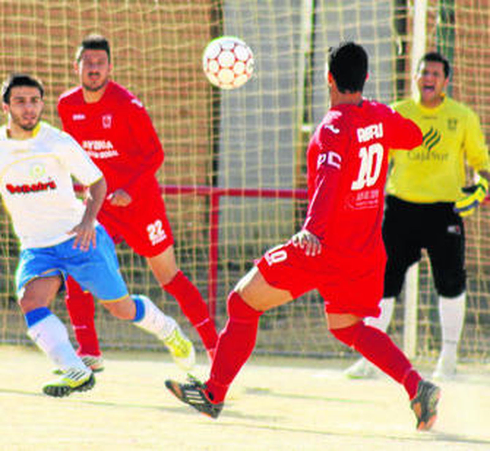 Los Rosales, tras ganar 4-0 al Villablanca, verá desde la barrera esta jornada.
