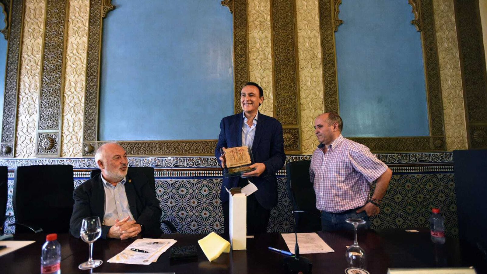 José Carlos Gómez Villamandos recibe la placa de parte de Luis Maya, ante la mirada de Francisco Muñoz.