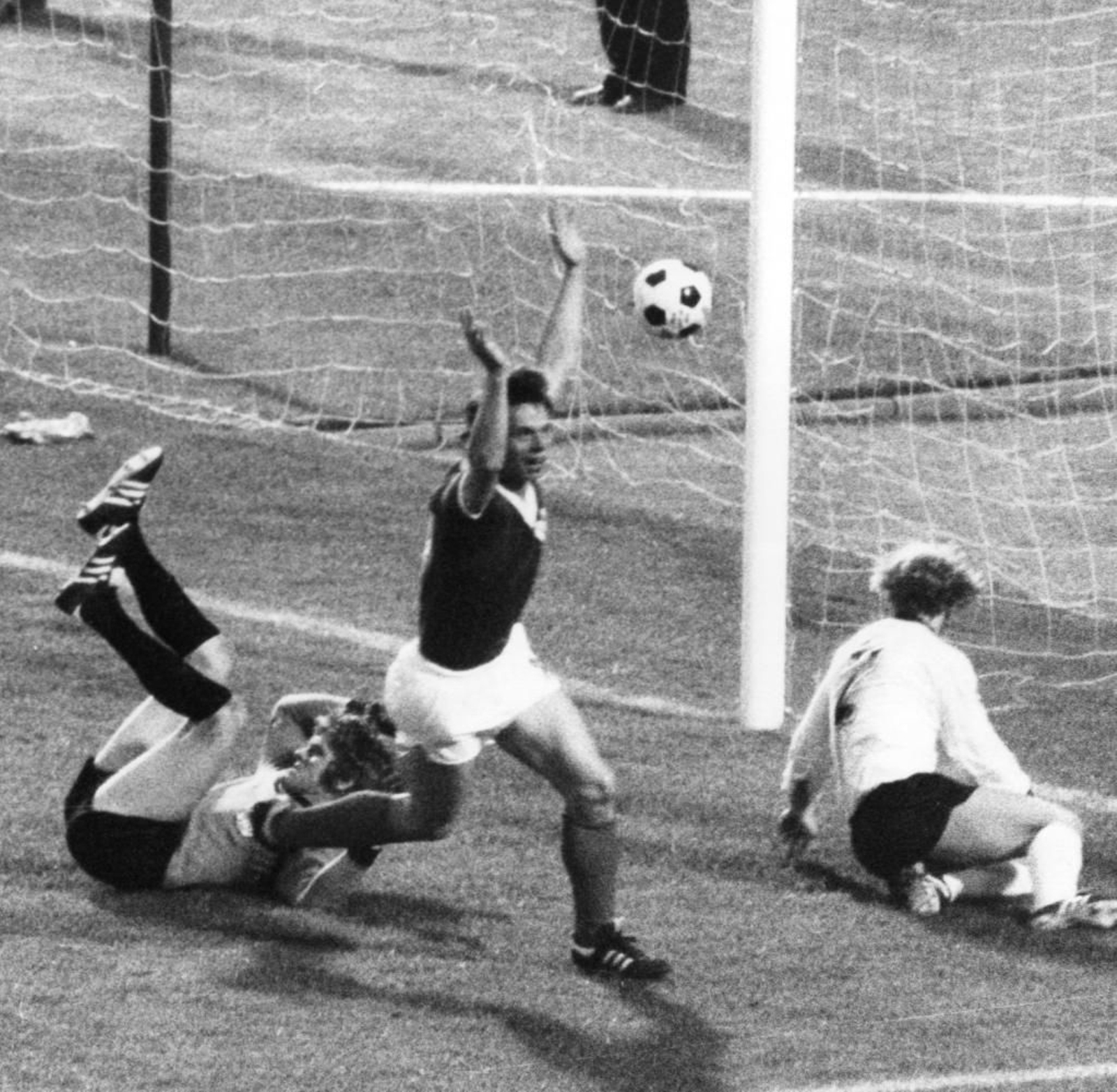 Jürgen Sparwasser, con el 14. Jürgen Sparwasser, con el 14.