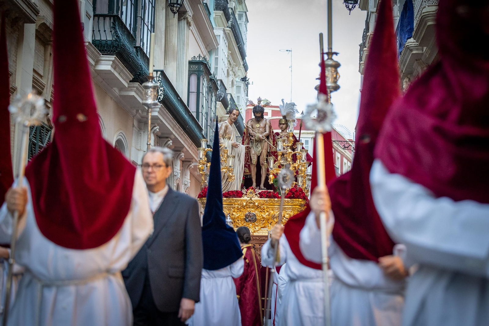 Las imágenes de la archicofradía de Ecce Homo en la Semana Santa de Cádiz de 2024