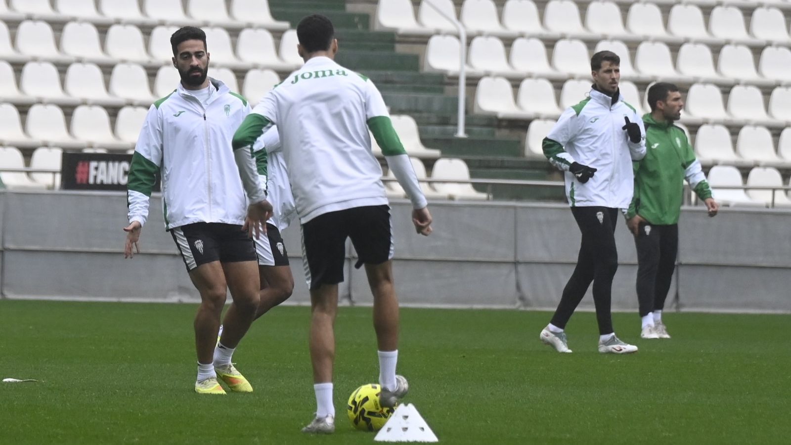 Rubén Alves golpea el balón en un entrenamiento del Córdoba CF en El Arcángel.