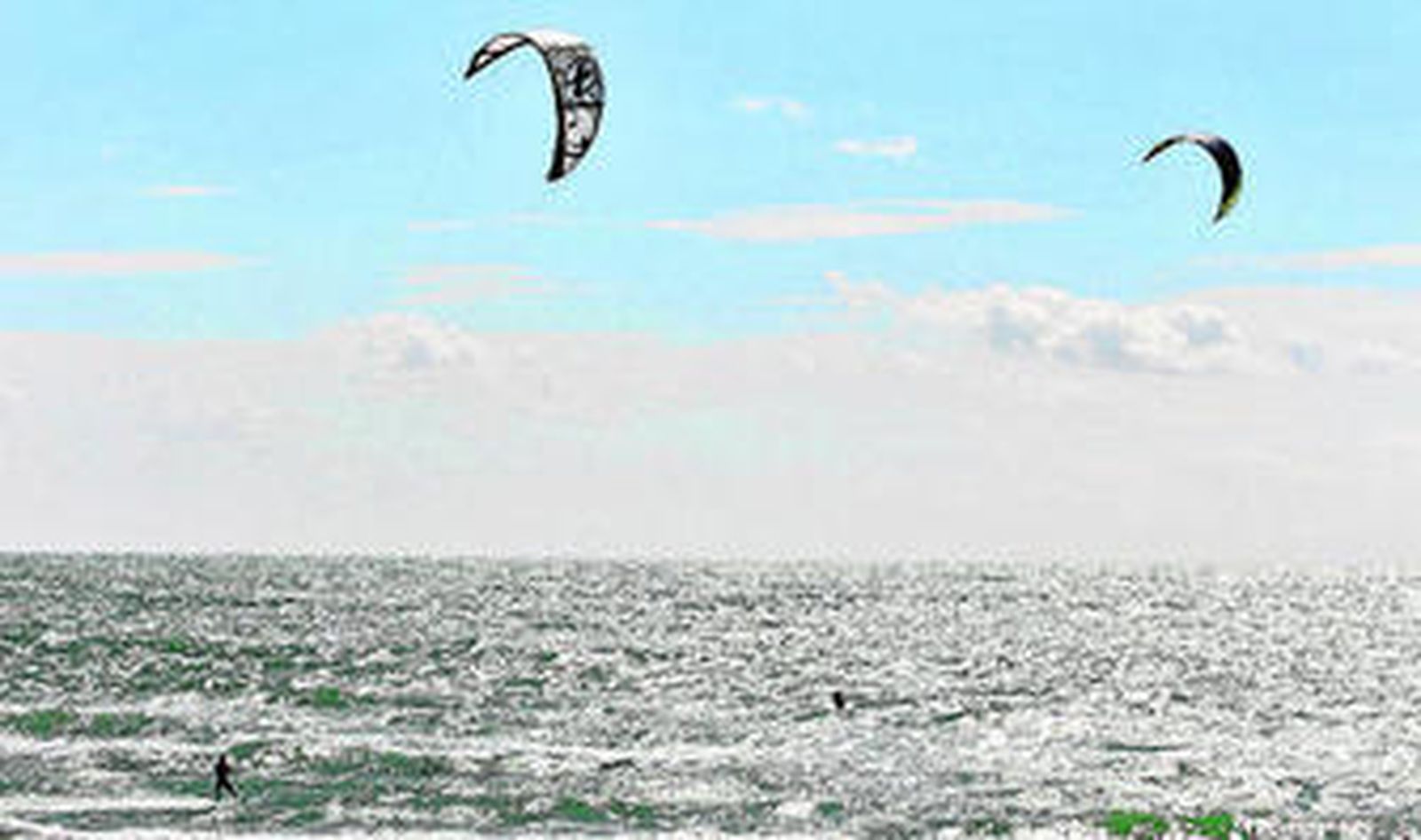 La Escuela Náutica de Cortadura continúa ofreciendo cursos de surf, kitesurf y paddelboard.