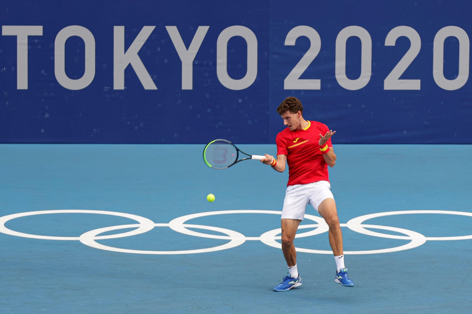 Carreño devuelve una pelota a Cilic durante su enfrentamiento en Tokio.