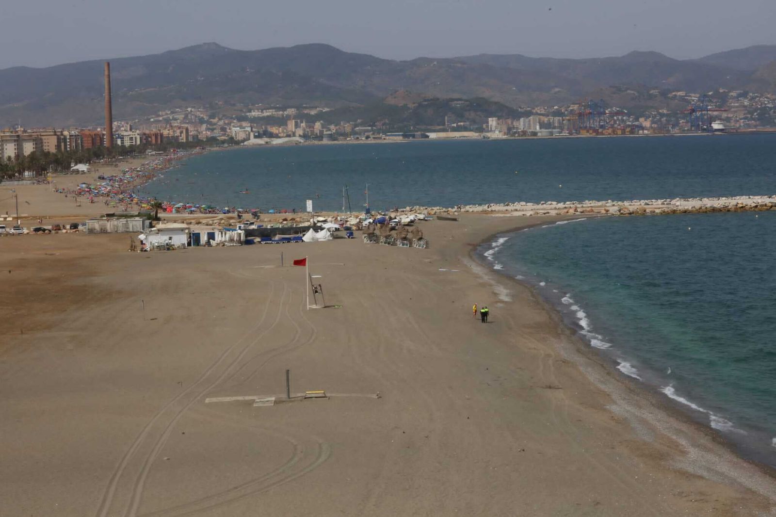 Las fotos de la Policía desalojando a los bañistas de la playa de Sacaba