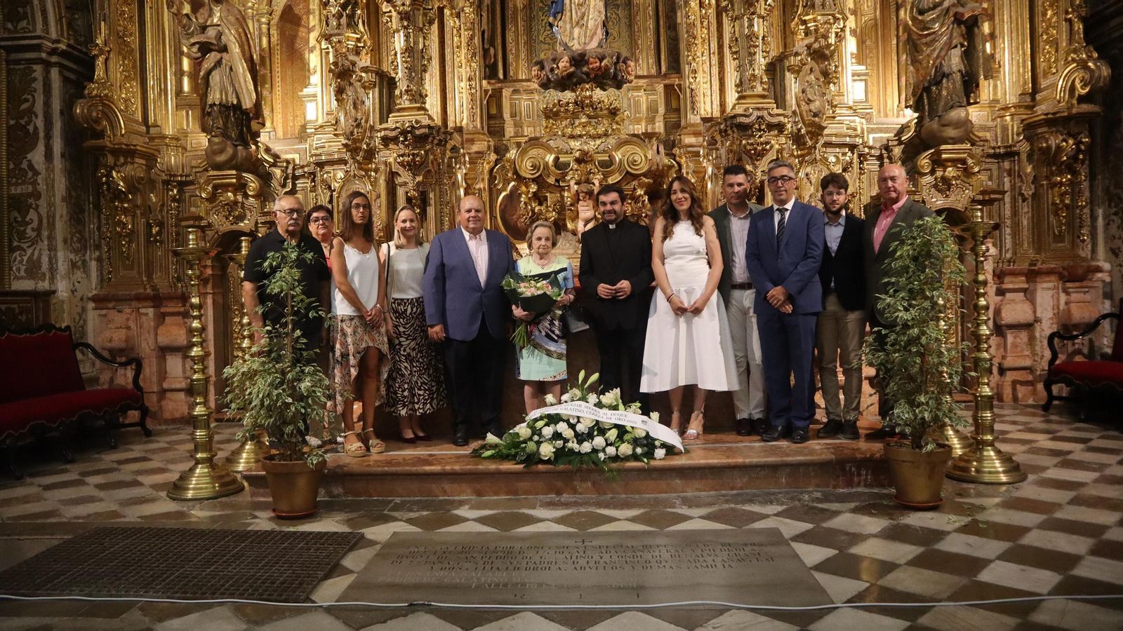 Ofrenda en la Catedral de Granada, donde descansan los restos del duque de San Pedro