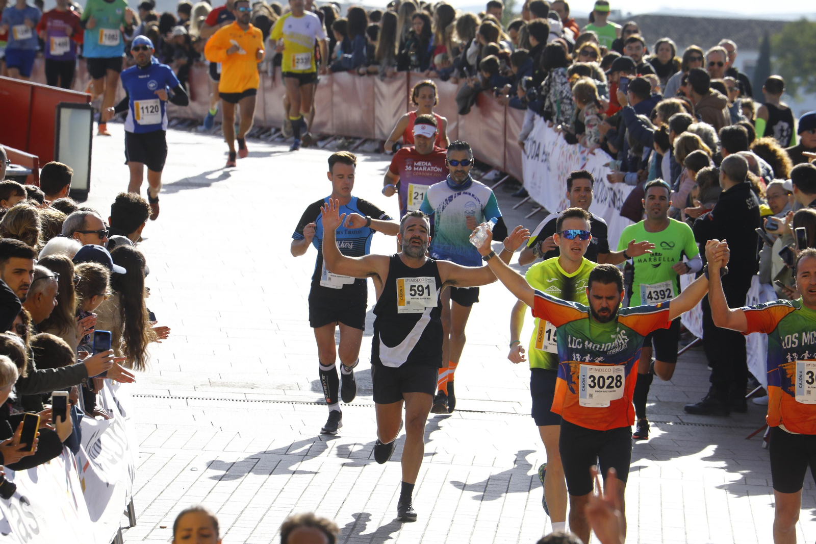 La gloria de cruzar la Puerta del Puente: imágenes de la meta de la 36 Media Maratón de Córdoba