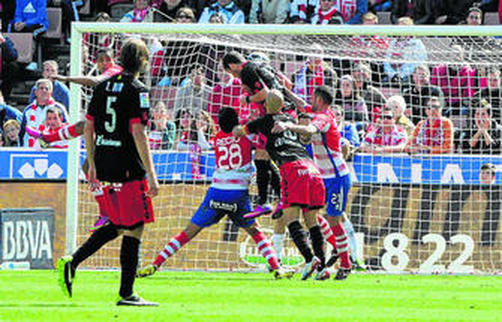 Momento en que Tomer Hemed remata el saque de esquina botado por Dos Santos en la acción del 1-2.