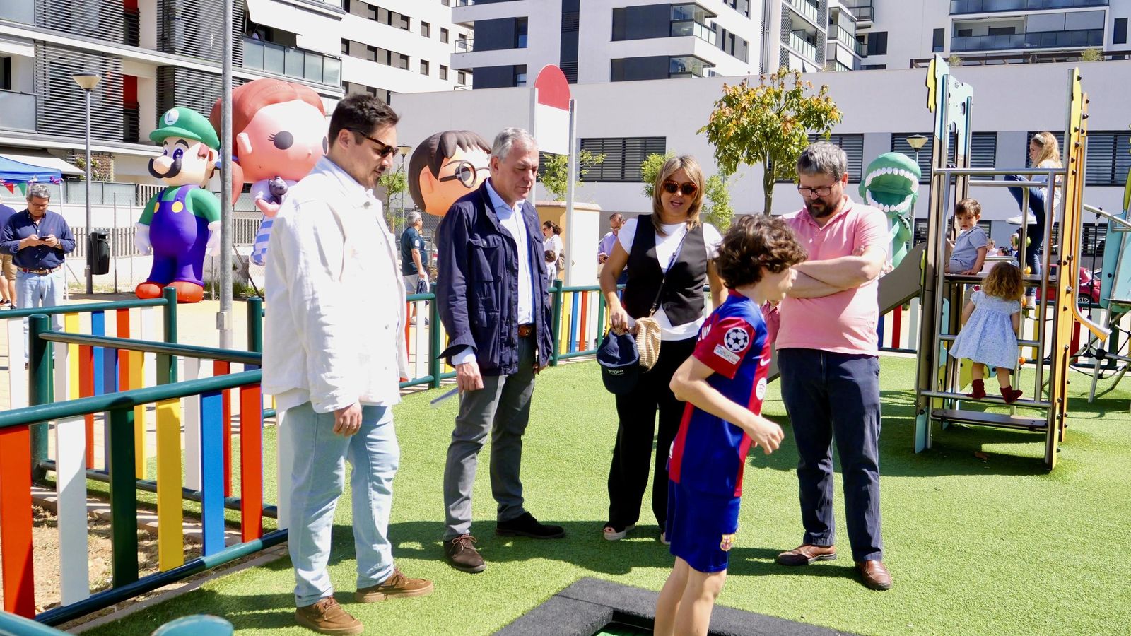 Otro momento de la inauguración del nuevo parque infantil de la plaza Antinoo de Sevilla Este