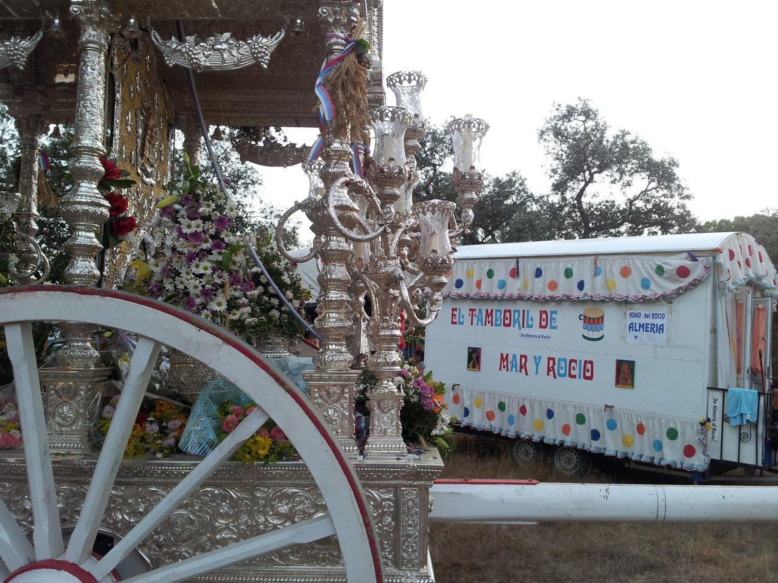La carriola 'El Tamboril de Mar y Rocío' junto a la carreta de Almería con su bendito Simpecado.