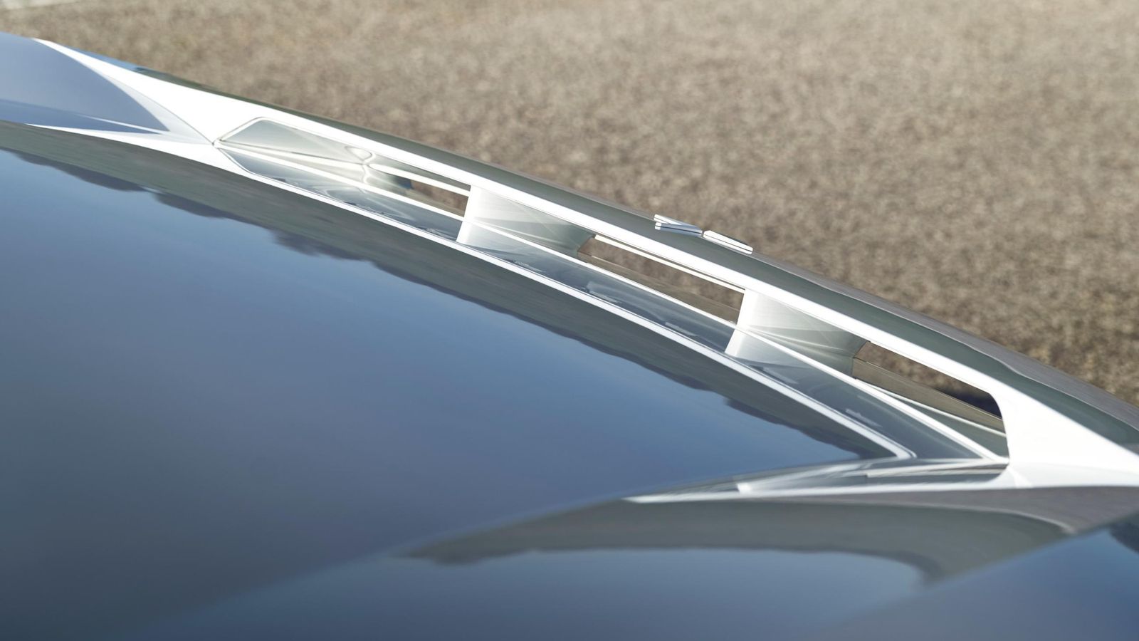 El trabajo de la aerodinámica del coche, como el del alerón frontal, se mejorará con llantas de 20" en el caso de las versiones MY205. El trabajo de la aerodinámica del coche, como el del alerón frontal, se mejorará con llantas de 20" en el caso de las versiones MY205.