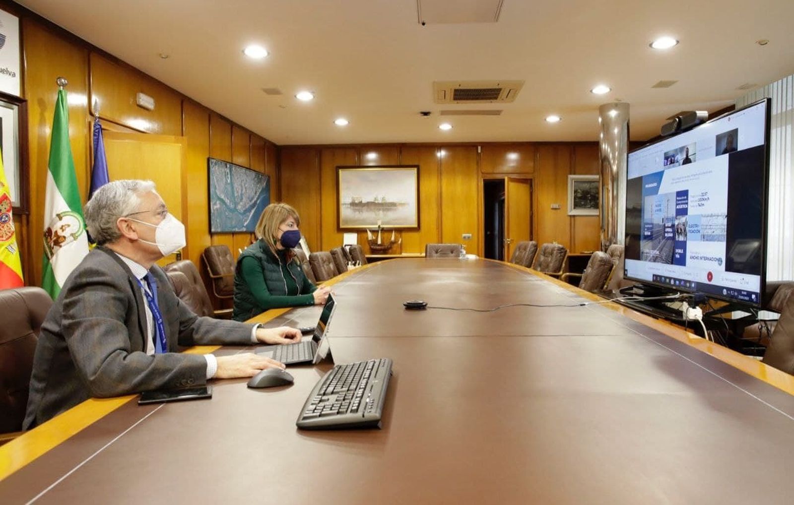 La presidenta del Puerto de Huelva y el director en la constitución de Ramal Central.