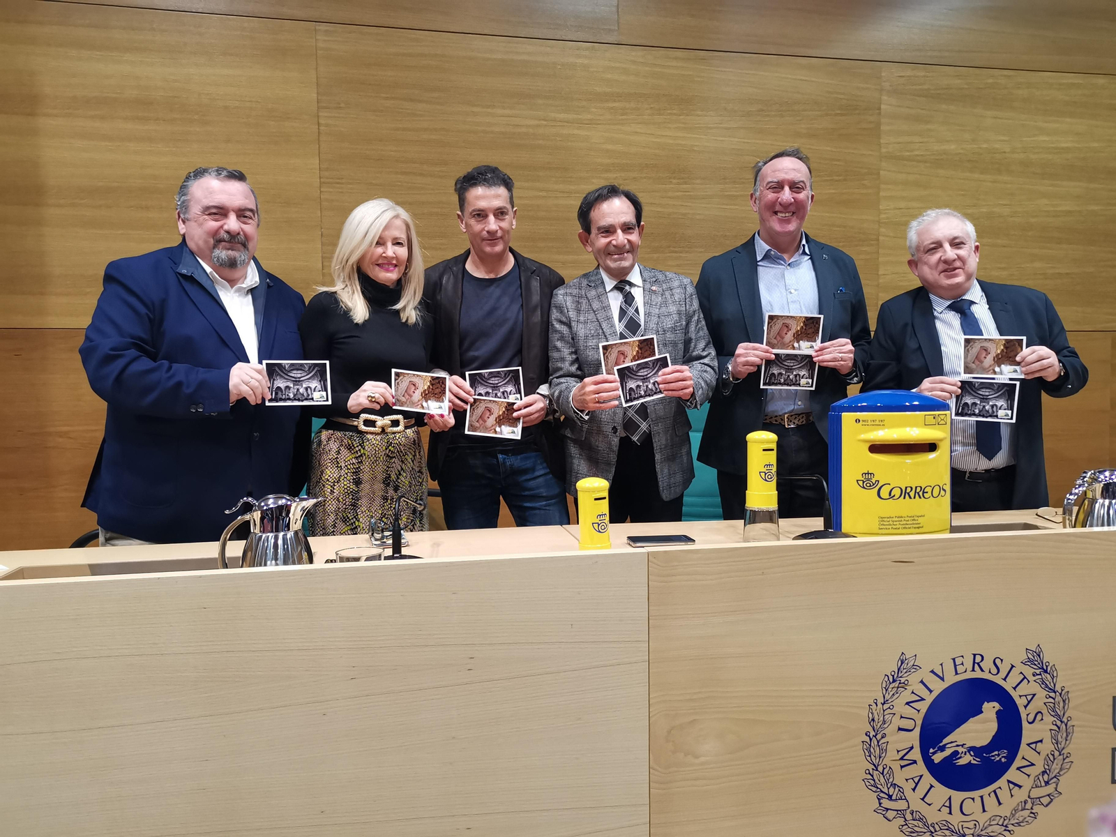 Representantes de la Fundación Lágrimas y Favores, las Reales Cofradías Fusionadas y Correos. Representantes de la Fundación Lágrimas y Favores, las Reales Cofradías Fusionadas y Correos.