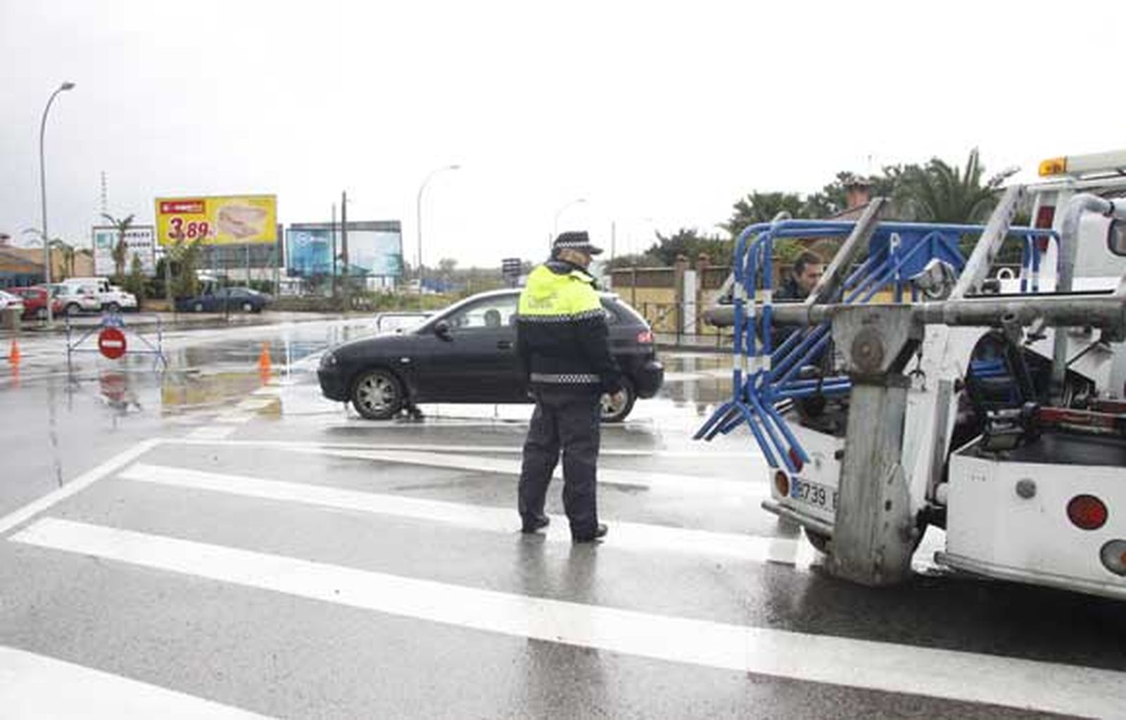 Chiclana se lleva la peor parte de las intensas lluvias que afectan a la provincia, provocando cortes de carreteras, desalojos de casas y crecidas de los ríos

Foto: Sonia Ramos/A.Mora/Rioja