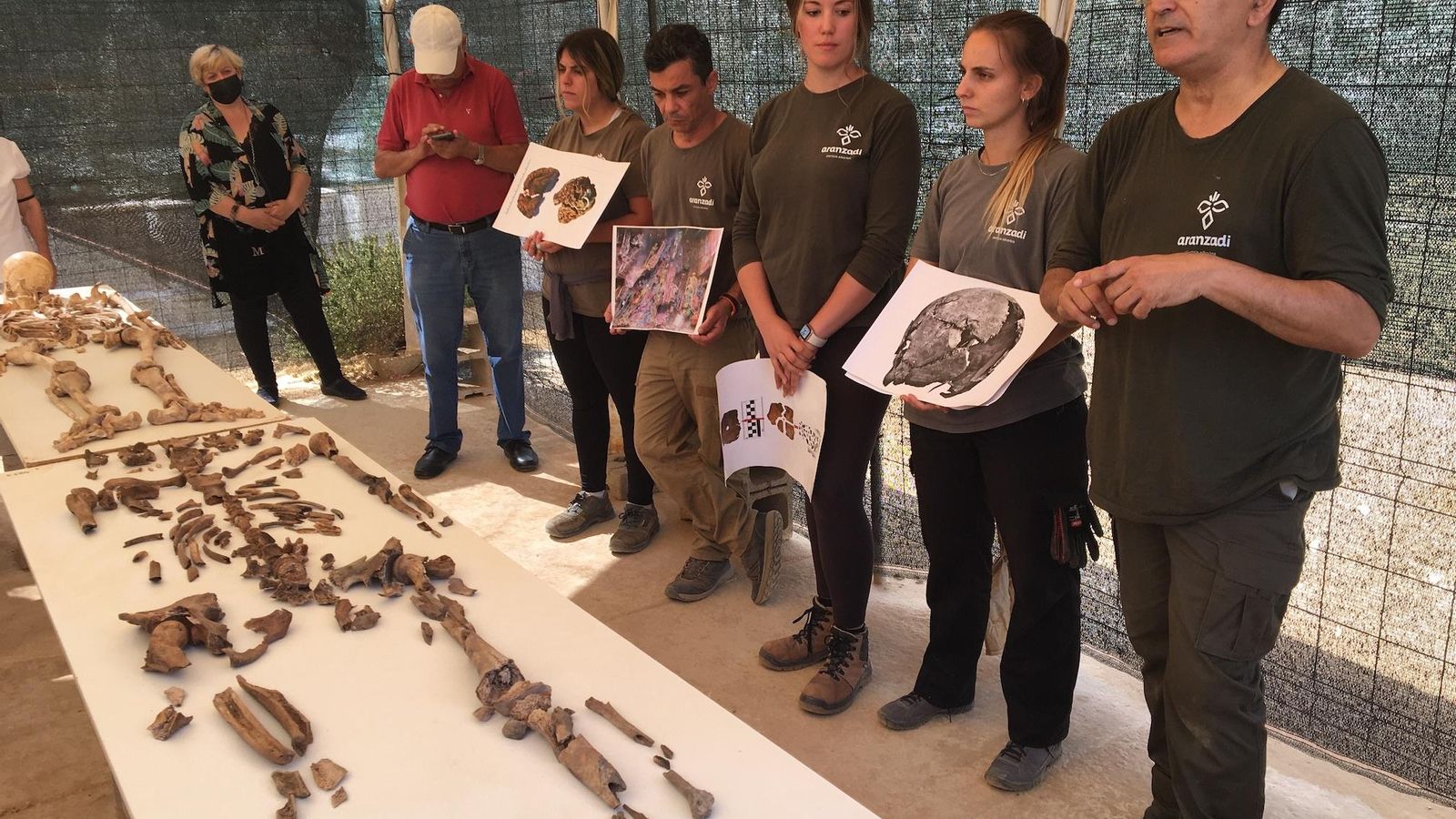 El equipo de arqueólogos ante los restos óseos de un minero.