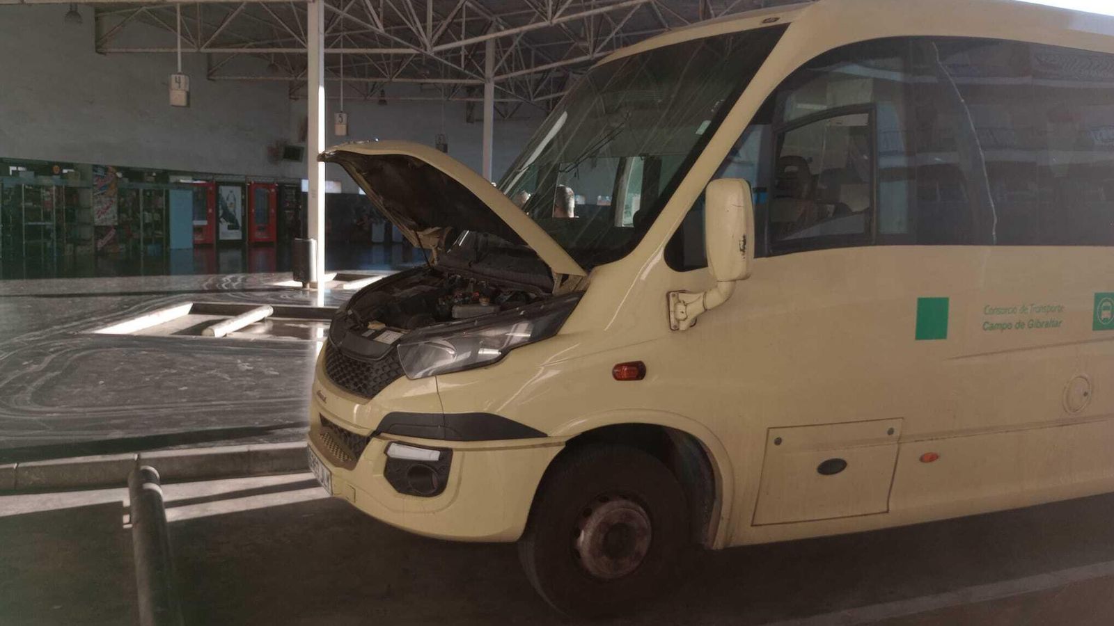 El vehículo de la línea San Roque-Algeciras en una de las incidencias de este verano.