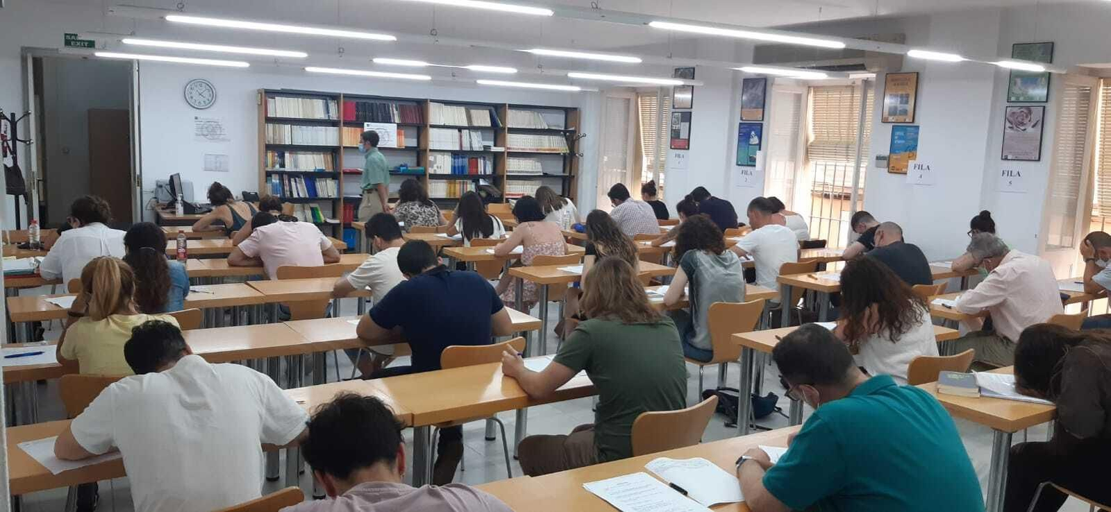 Imágenes de unos exámenes en la UNED de Cádiz.