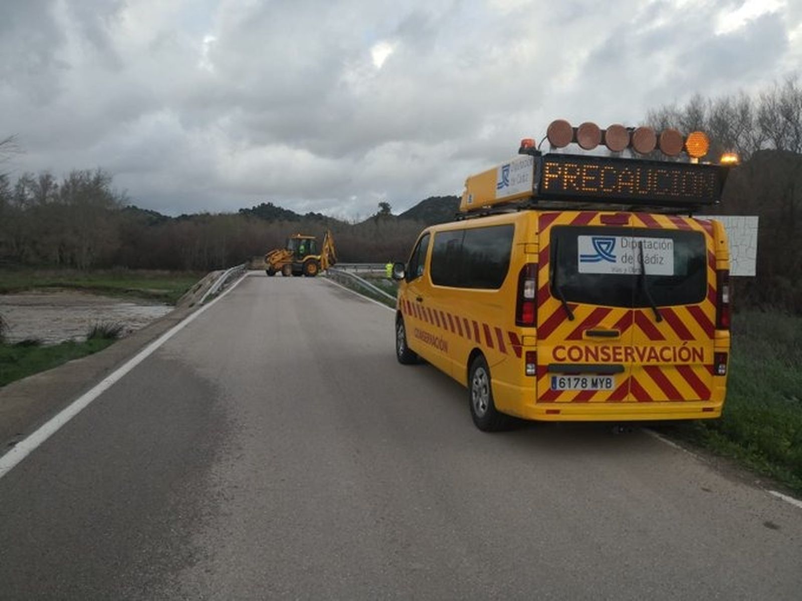 Un vehículo de la Brigada de Diputación controlando una de las carreteras de la red provincial de Cádiz afectada por el temporal de lluvias