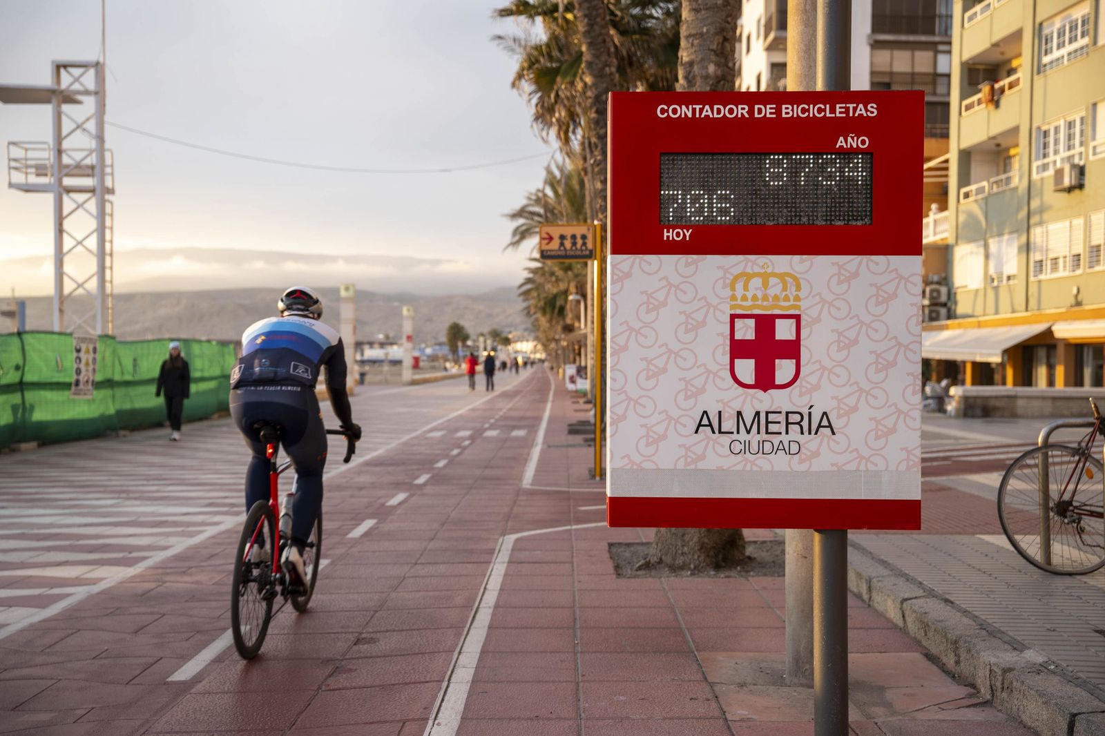 Desde su activación el 22 de mayo hasta la tarde de ayer han pasado por delante del contador del paseo marítimo más de 8.700 bicis.