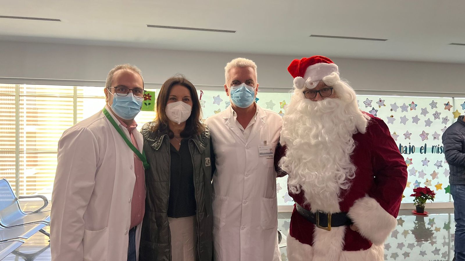 La presidenta de la AECC, Magdalena Cantero, junto al director gerente del Hospital Universitario Torrecárdenas, Manuel Vida, el subdirector gerente Felipe Cañadas y Papá Noel