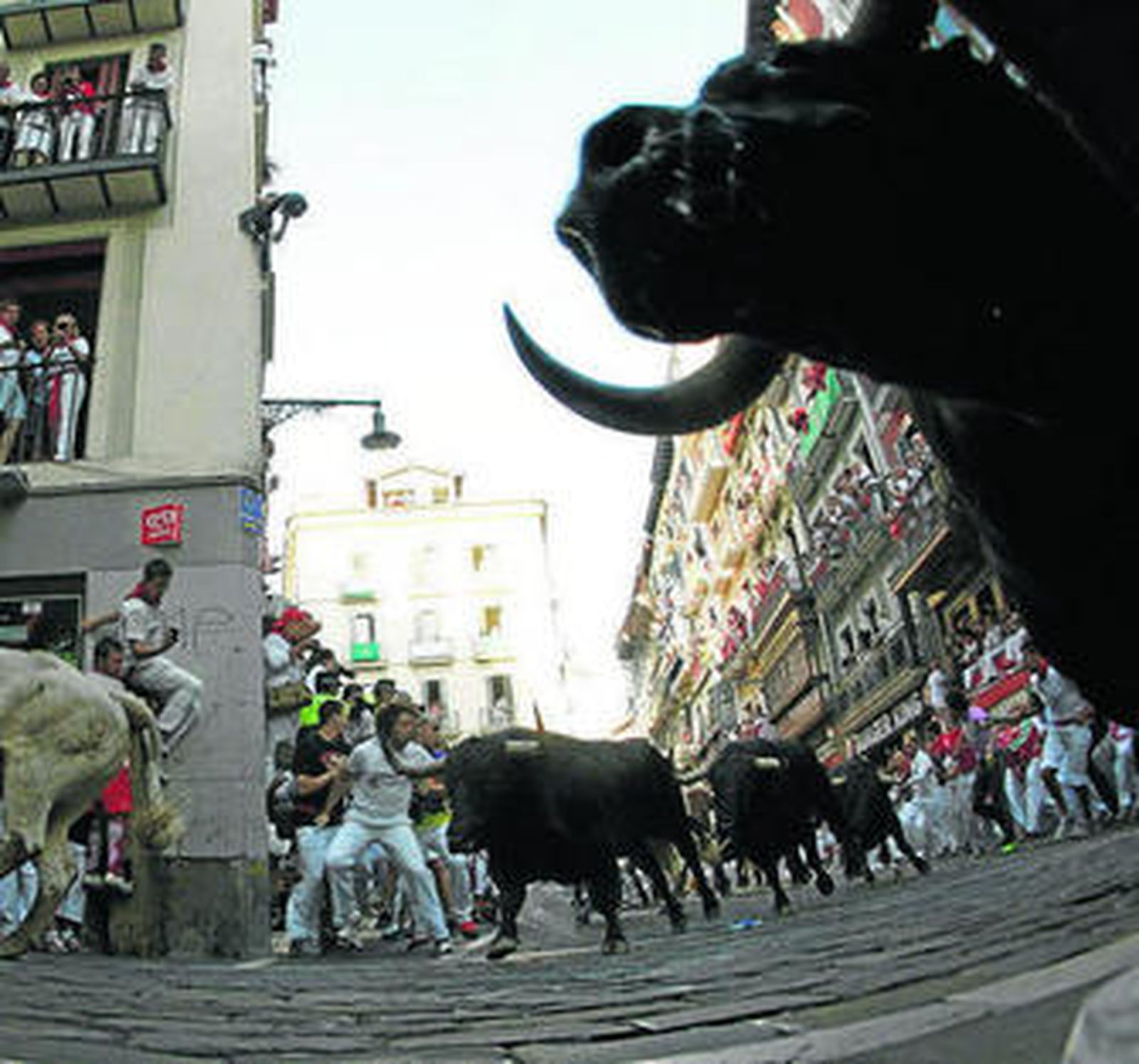 La manada, en la curva de Mercaderes con la Estafeta.