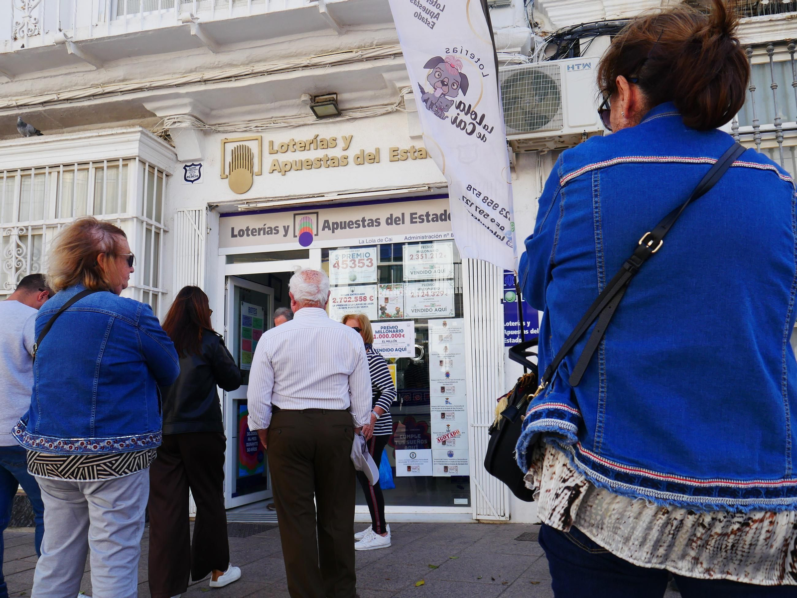 A diario se forman cola frente a ‘La Lola de Cai’.