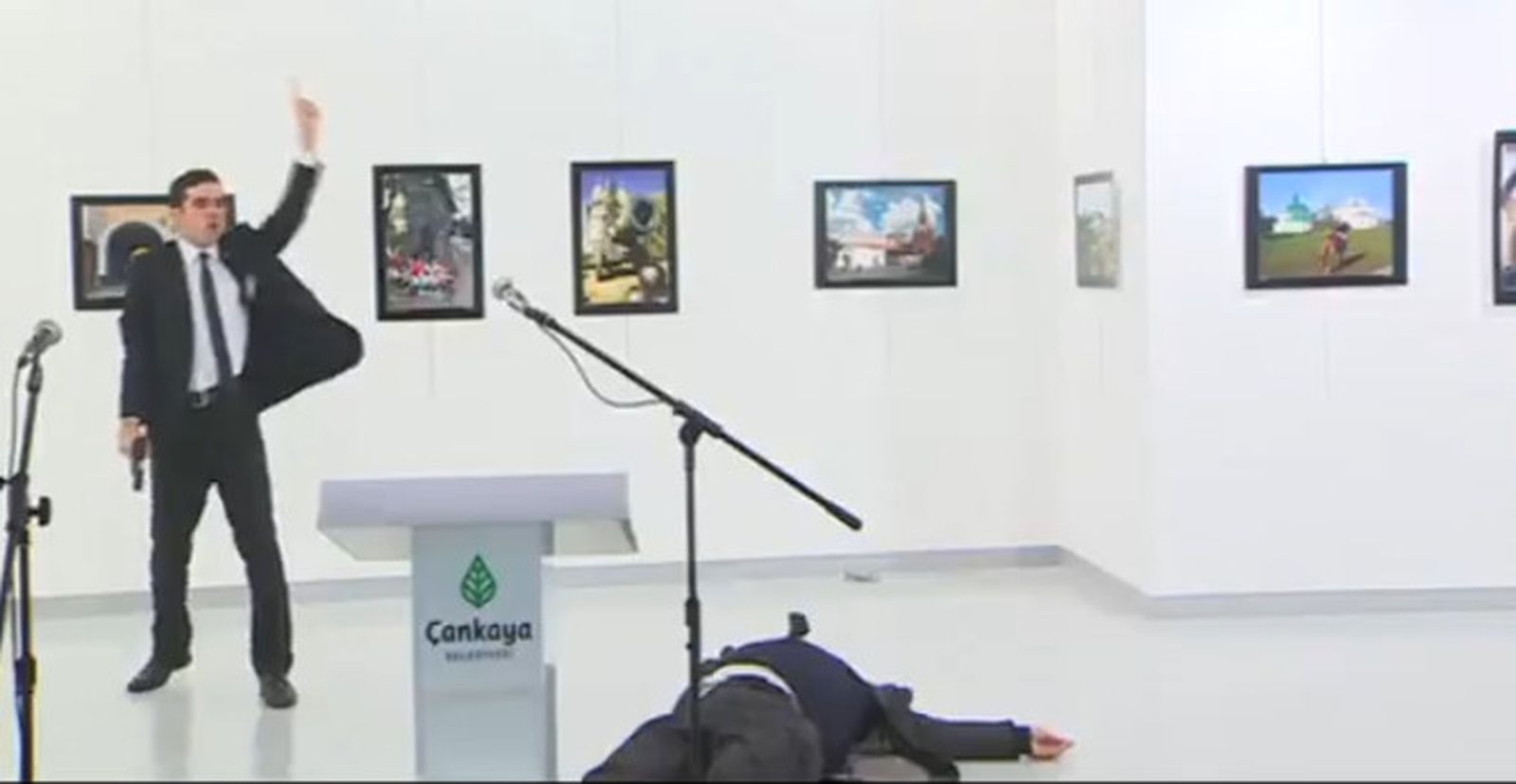 El tirador tras disparar al embajador ruso.