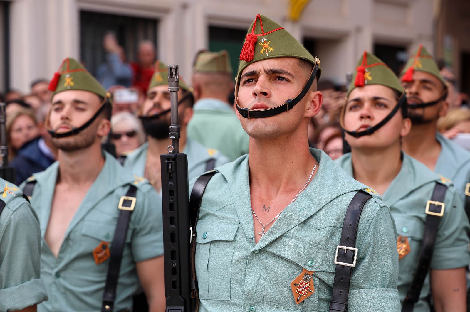 Sábado de Pasión: Imágenes de la procesión del Cristo de la Vera+Cruz portado por el Grupo de Caballería Ligero Acorazado 'Reyes Católicos' II de la Legión de Ronda