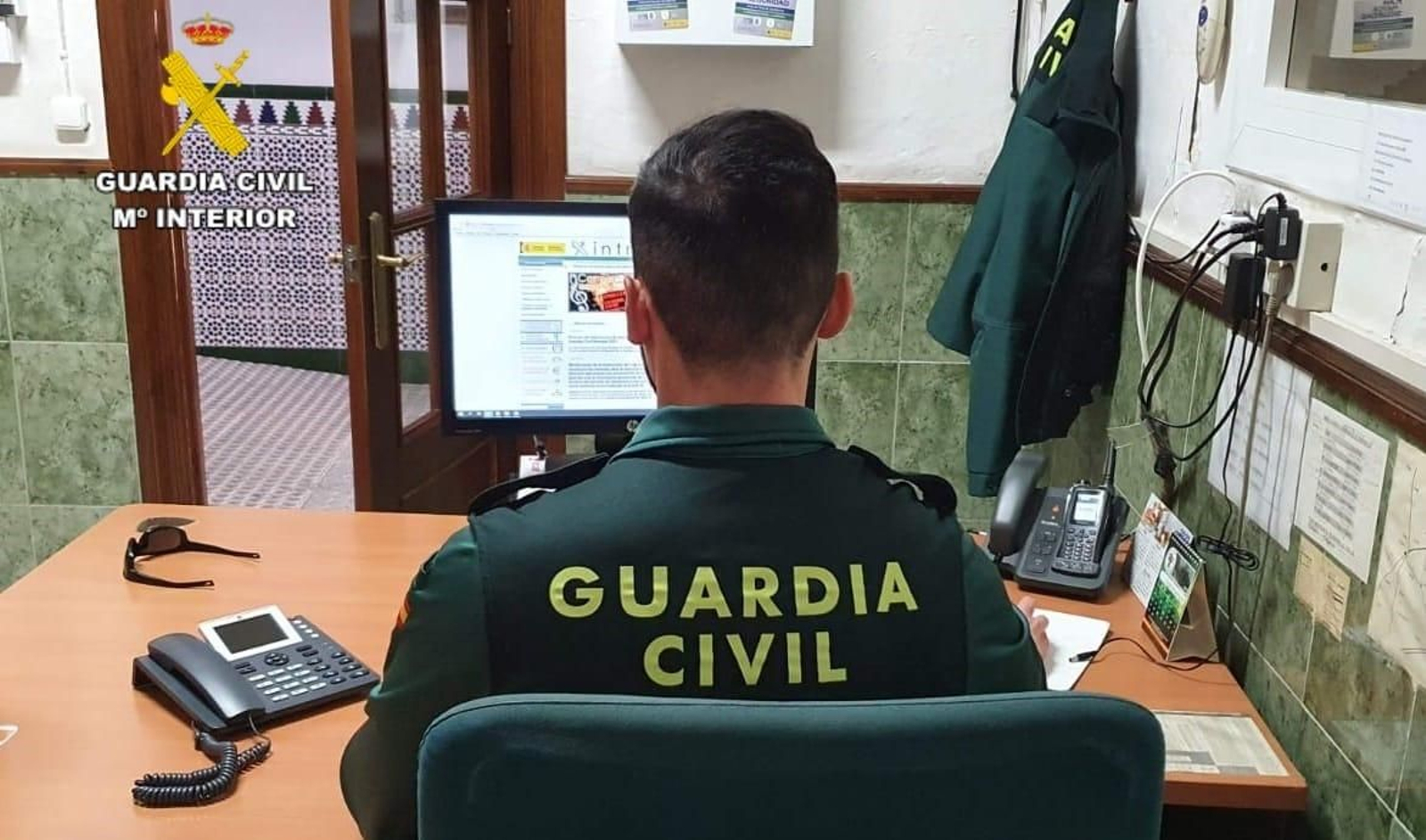 Un agente de la Guardia Civil durante el operativo.
